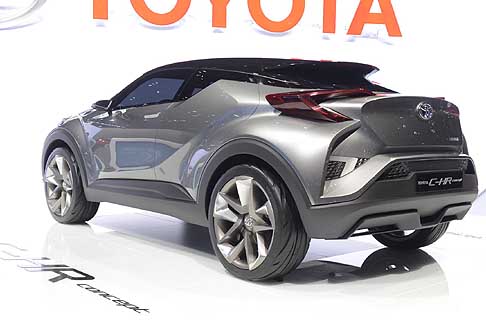 Toyota -  Lesclusivo design dei cerchi da 21 pollici aiuta a rafforzare le caratteristiche da crossover proponendo razze affilate eleganti e dinamiche. 