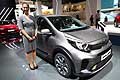 Ragazza affianca la Kia Picanto X-Line al Salone di Francoforte 2017