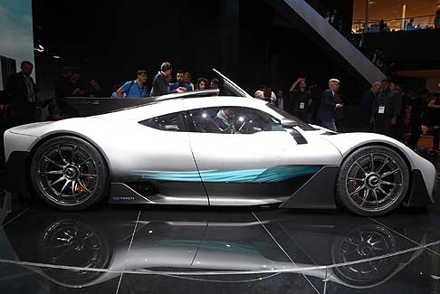 Mercedes-Benz - Mercedes-AMG Project One una vettura ibrida a due posti dotata della tecnologia Full HD Formula 1