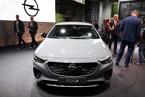 Opel - Opel Insignia GSi  una vettura destinata ad una clientela amante delle emozioni alla guida