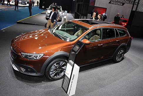 Opel - Premiere Opel Insignia Country Tourer si propone come una station wagon elegante e pratica