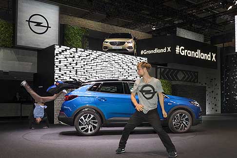 Opel - Opel Grandland X con balletto di presentazione