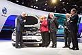 Angela Merkel ammira la Volkswagen e-Golf in versione elettrica al Salone di Francoforte 2013