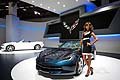 Hostess che affianca Corvette Stingray Convertible aIlAA 2013