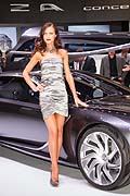 IAA hostess che affianca la Opel Monza Concept al Salone di Francoforte 2013