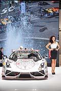 IAA hostess stand Lamborghini che affianca la Gallardo LP 570-4 Squadra Corse al Francoforte Motor Show 2013