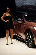 Ragazza che affianca la Infiniti Q30 Concept car al Salone di Francoforte 2013
