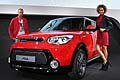 Kia Soul red con hostess e steward al Salone di Francoforte 2013