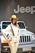 Hostess stand Jeep con la Wrangler Unlimited al Francoforte Motor Show 2013
