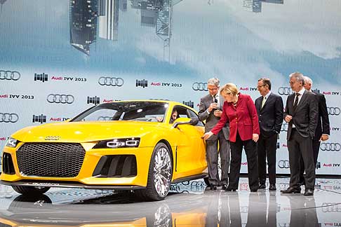 Angela Merkel - Angela Merkel e Audi Sport Quattro Concept al Salone di Francoforte 2013