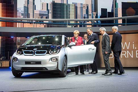 Angela Merkel - Angela Merkel e la BMW i3 al Salone di Francoforte 2013