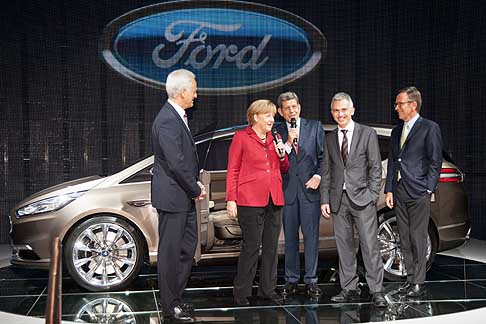Angela Merkel - La Cancelliera Angela Merkel visita lo stand Ford al Salone di Francoforte 2013