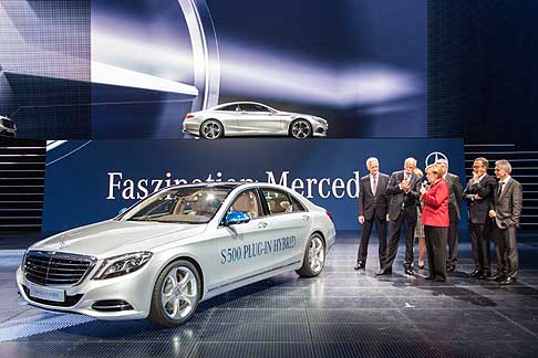 Angela Merkel - Angela Merkel visita il padiglione Mercedes-Benz al Salone di Francoforte 2013