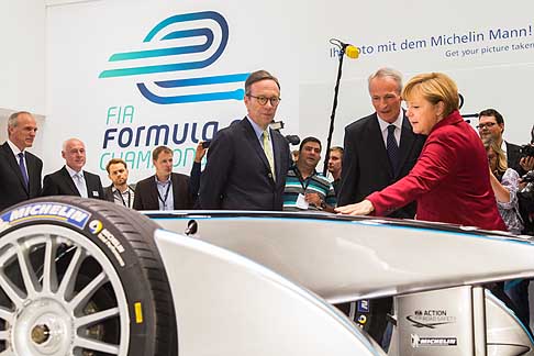 Angela Merkel - Angela Merkel f visita allo stand FIA al Salone di Francoforte 2013