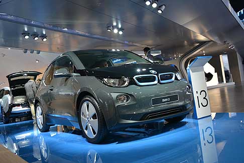 BMW - La BMW i3 auto elettrica alimentata da una batteria agli ioni di litio, montata in una posizione bassa e centrale nel sottoscocca della vettura