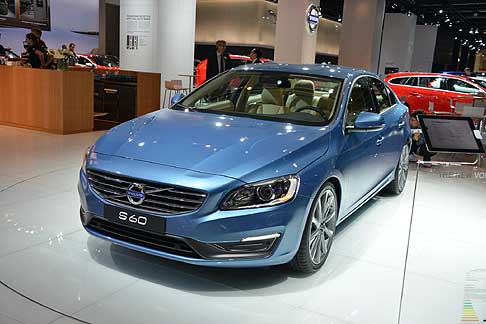 Volvo - La nuova Volvo S60 con la sua presenza decisa e slanciata, accentua la natura sportiva di questo modello.. 