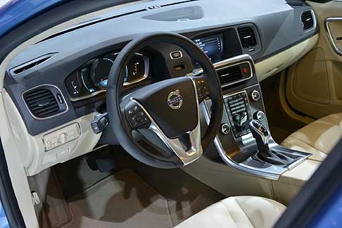 Volvo - Allinterno della Volvo S60 le novit includono nuove tonalit per i rivestimenti, nuovi inserti in legno, un nuovo rivestimento del padiglione e nuove cornici in metallo satinato intorno alle bocchette dellaria e ai comandi delle luci.