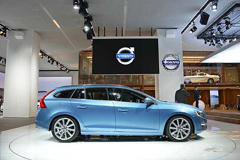 Volvo - La nuova Volvo V60  lautomobile per chi cerca la versatilit di una station wagon, la maneggevolezza di una berlina sportiva, in un elegante corpo vettura dal raffinato disegno. 