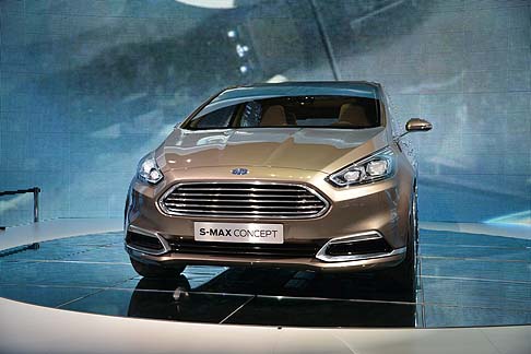 Ford - Il profilo della S-MAX risulta, ora, pi fluido, con il tetto in vetro che si raccorda con il parabrezza e il cofano.
