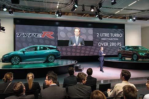 Honda - Durante la conferenza stampa, Manabu Nishimae, presidente di Honda Motor Europe ha svelato i primi dettagli della nuova Civic Type R, alimentata da un motore turbo a iniezione diretta 2 litri a benzina da 280 CV.