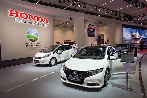 Honda - A tenere compagnia nel ricco stand di Honda alla nuova Civic Tourer troviamo, inoltre, la versione 2014 di Civic 5porte, rivitalizzata nel look.
