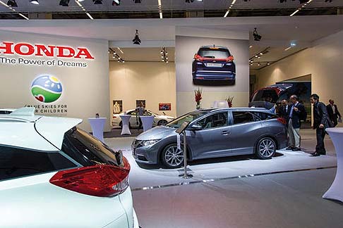 Honda - Nello stand c spazio anche per la meccanica, qui rappresentata dal motore CR-V 1.6 i-DTEC, gi presentato in anteprima al recente Salone di Ginevra.