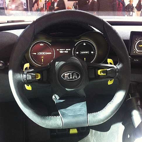 Kia Motors - Kia Niro Concept interni del guidatore il cruscotto utilizza la strumentazione digitale super-vision