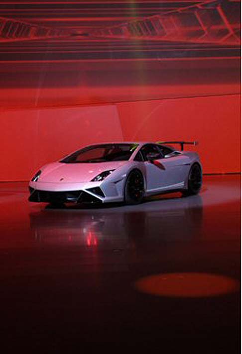 Lamborghini - Per quanto riguarda la denominazione Squadra Corse, il modello fa riferimento al dipartimento di Automobili Lamborghini creato per gestire tutte le attivit legate al motorsport, che includono la Classe GT3 monomarca Lamborghini Blancpain Super Trofeo. 