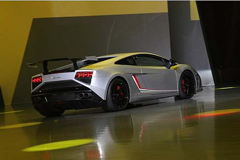 Lamborghini - Tra le caratterizzazioni stilistiche della Gallardo Squadra Corse si fa notare una striscia tricolore, verde, bianca e rossa che attraversa la fiancata.