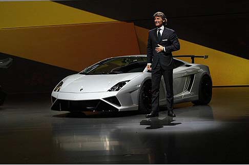 Lamborghini -  Disponibile nelle tinte Giallo Midas, Bianco Monocerus, Grigio Thalasso e Rosso Mars, la vettura sfoggia una finitura in nero opaco dell'alettone posteriore, che contrasta con il colore della carrozzeria.