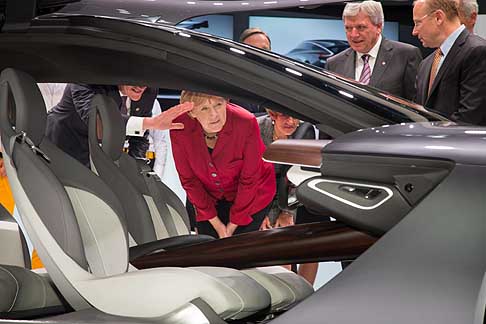 Angela Merkel - Cancelliera Angela Merkel si schiera a sostegno dellindustria automobilistica tedesca 