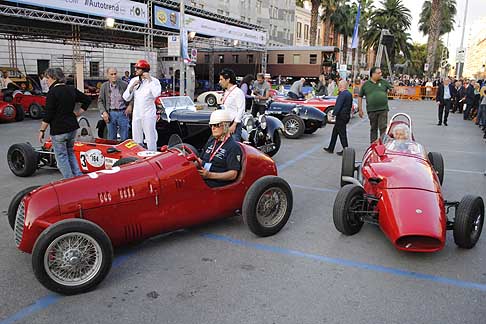 GP di Bari 2015 - Oggi in notturna, si  svolta la sfilata delle auto storiche da corsa che gareggeranno domani alla IV Rievocazione del Gran Premio di Bari 2015