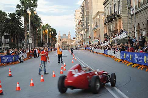 GP di Bari 2015 - Corso Vittorio Emanuele era gremito di gente che si confondeva tra i motori rombanti, strade transennate, vigilanti ovunque e migliaia di visitatori in attesa di vedere le bellissime auto storiche