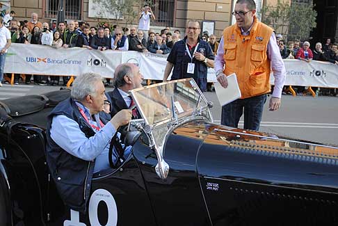 GP di Bari 2015 - Presidente dellASI Roberto Loi su Jaguar storica nera al Gran Premio di Bari 2015