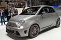 Abarth 695 biposto riesce a raggiungere la velocit di 100 km/h in soli 5,9 secondi e una velocit massima di ben 230 km/h