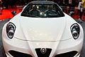 Alfa Romeo 4C Targa particolarissimi sono anche i nuovi proiettori anteriori sotto lente con i cerchi in lega a diametro differenziato 