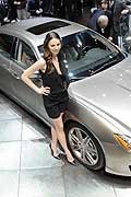 Girl che affianca la Maserati Quattroporte Ermenegildo Zegna Limited Edition