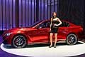 Infiniti Q50 Eau Rouge affiancata da modela al Salone di Ginevra 2014