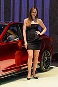 Ragazza che affianca la vettura Infiniti Q50 Eau Rouge al Salone di Ginevra 2014