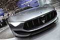 Maserati Alfieri Concept la linea è snella e gli unici elementi decorativi sono i condotti dell´aria finemente integrati sui passaruota