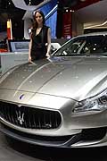 Maserati Quattroporte Ermenegildo Zegna Limited Edition e hostess al Salone di Ginevra 2014