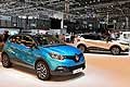 Renault Captur azzurra e beige al Motor Show di Ginevra 2014. In primo piano la Renault Captur blu elettrico