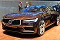 Volvo Concept Estate interessante il design scelto per il frontale, il cofano robusto, solcato da due scanalature sui lati,  arricchito da due gruppi ottici squadrati che rendono linsieme decisamente aggressivo