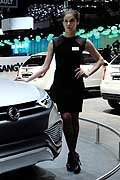 Hostess e vettura SsangYong XLV concept al Salone di Ginevra 2014