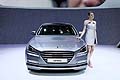 Hyundai Genesis frontale e ragazza al Salone di Ginevra 2014