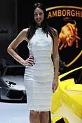 Ragazza immagine e vettura Lamborgini Huracan LP 610-4 al Ginevra Motor Show 2014