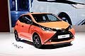 Il frontale a X della nuova Toyota AYGO si presenta con linee tese verso lesterno. Di profilo, il tetto appare pi basso rispetto al modello precedente, determinando uno spostamento del baricentro. 