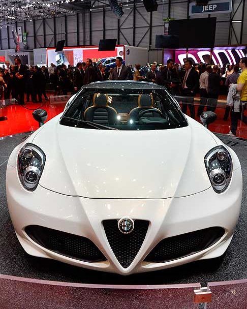 Alfa Romeo - Alfa Romeo 4C Targa particolarissimi sono anche i nuovi proiettori anteriori sotto lente con i cerchi in lega a diametro differenziato 