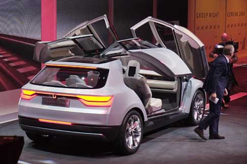 Italdesign Giugiaro - La linea di cintura  slanciata e il profilo della vettura si raccorda sul montante C, conferendo una linea sportiva. Il parabrezza si estende per tutta la lunghezza del tetto, arrivando fino allo spoiler posteriore. 