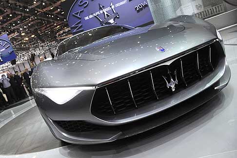 Maserati - Maserati Alfieri Concept la linea  snella e gli unici elementi decorativi sono i condotti dellaria finemente integrati sui passaruota